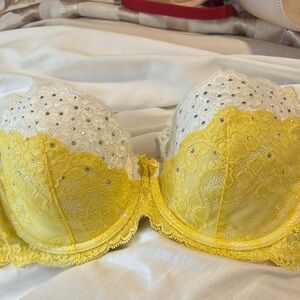 NWT New with tags Victoria’s Secret Dream Angels Lined Demi Bra 34D yellow white